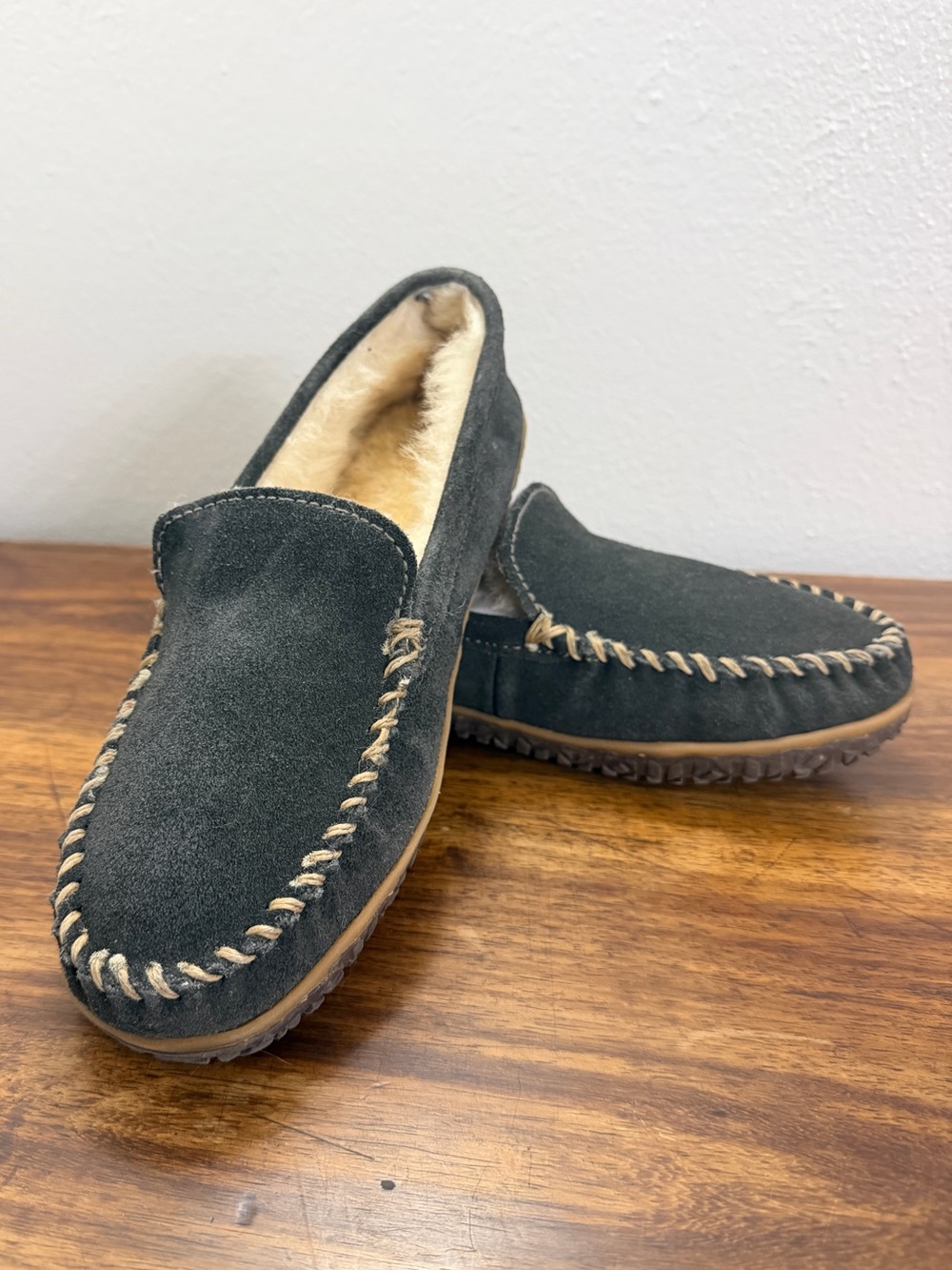 Minnetonka Terese Suede,Sheepskin Fur Lined Moccasin Slippers Women’s size 8